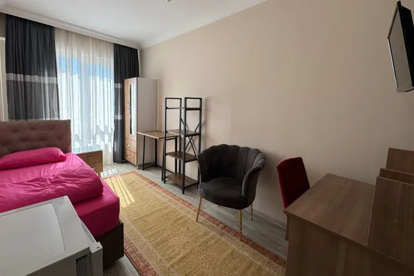 Tek kişilik oda, çalışma masası ve raf ünitesi
