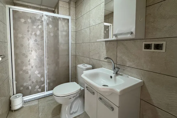 Oda banyosu — duşakabin, lavabo ve klozet