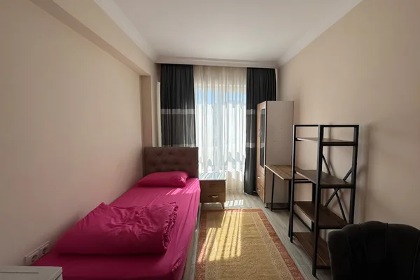 Gün ışığı alan tek kişilik oda ve dolap düzeni