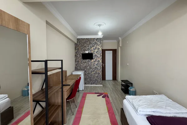 Boy aynası ve çalışma masasıyla tek kişilik oda