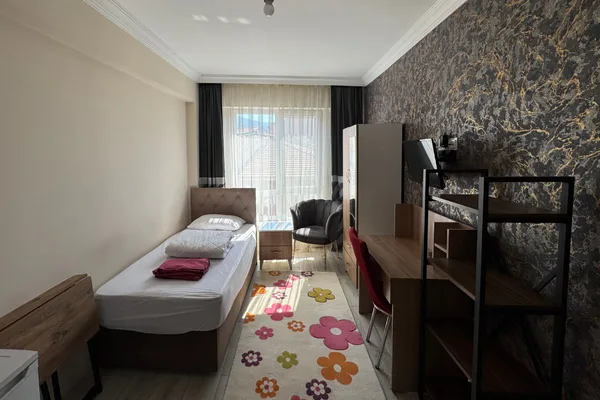 Mermer desenli duvarlı oda, oturma koltuğu ve çalışma rafı